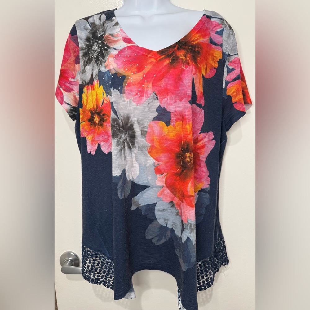 Time and Tru Navy Floral Short Sleeve Top